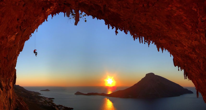 Những hình ảnh ấn tượng trong tuần ảnh 4 A rock climber watches the sun setting over the sea. Amateur photographer Mike Meysner took this shot from the outlook of a cave at the water