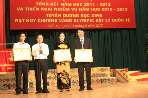 Bộ GD-ĐT tặng bằng khen cho các đơn vị và cá nhân đã có đóng góp xuất sắc trong công tác giáo dục thể chất và phong trào thể thao trong trường phổ thông năm học 2011. Ảnh, gdtd.vn