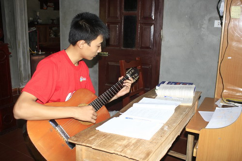 Sau mỗi giờ học Bách thường tìm tới cờ tướng, đàn ghi ta để giảm căng thẳng Sau mỗi giờ học Bách thường tìm tới cờ tướng, đàn ghi ta để giảm căng thẳng