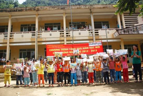 ChildFund trao quà mừng năm học mới cho HS nghèo Cao Bằng ảnh 1 Những học sinh Trường tiểu học Hồng Định trong niềm vui với những phần quà