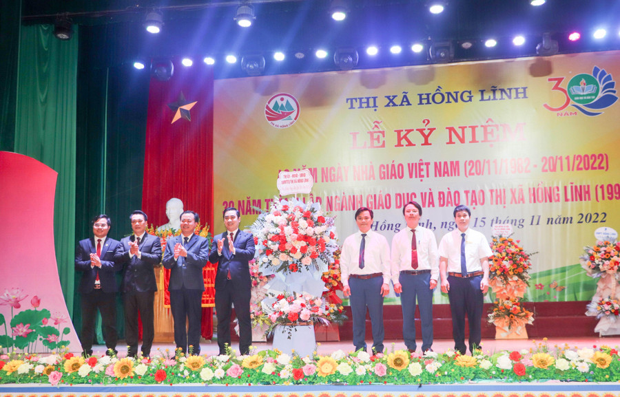 ... Thị xã Hồng Lĩnh tặng hoa chúc mừng Ngành GD&amp;DDT thị xã Hồng Lĩnh nhân dịp kỷ niệm 30 năm ngày thành lập.