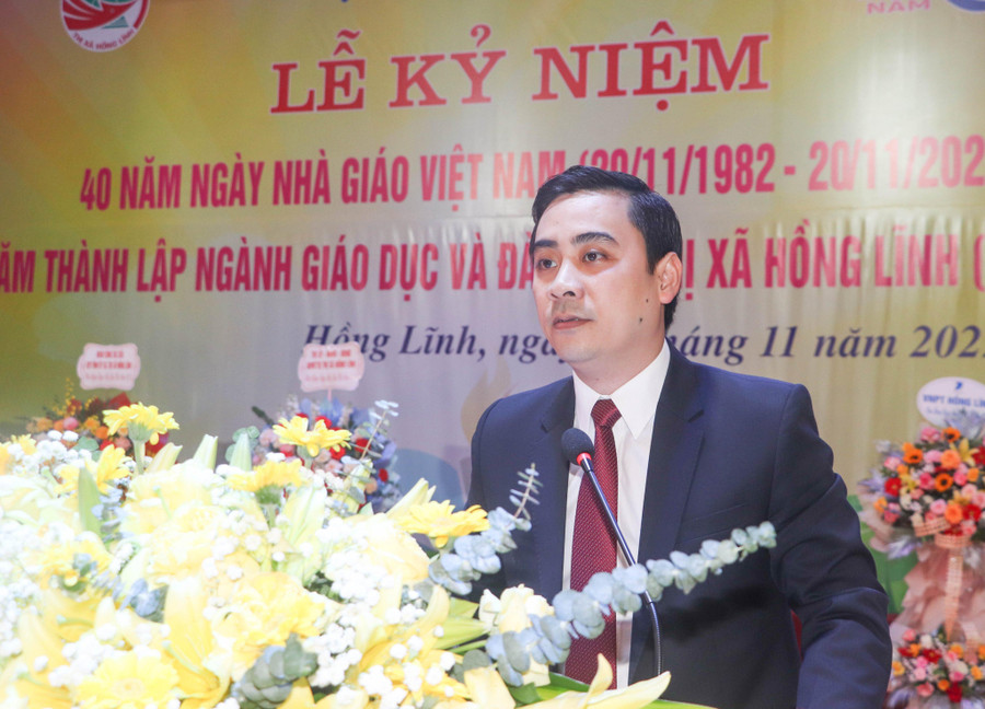 Ông Nguyễn Thành Đông - Bí thư Thị ủy thị xã Hồng Lĩnh biểu dương những kết quả mà ngành giáo dục Thị xã đạt được trong những năm qua.