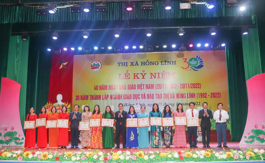 Thị xã Hồng Lĩnh tuyên dương 30 GV tiêu biểu của ngành GD&amp;ĐT thị xã Hồng Lĩnh.