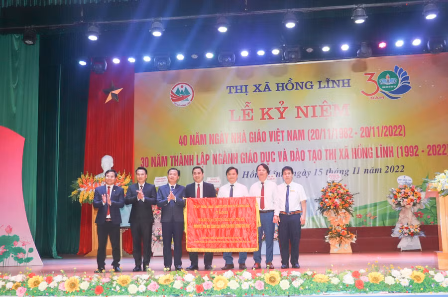 Lãnh đạo Thị xã Hồng Lĩnh tặng bức trướng chúc mừng ngành GD&ĐT thị xã,