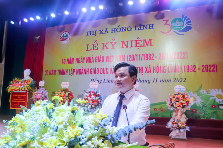 Thầy giáo Nguyễn Trí Anh - Trưởng phòng GD&amp;DDT thị xã Hồng Lĩnh.