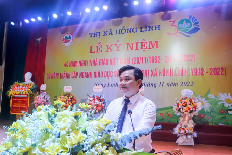 Thầy giáo Nguyễn Trí Anh - Trưởng phòng GD&amp;DDT thị xã Hồng Lĩnh.
