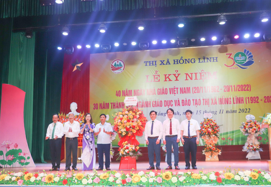 Lãnh đạo Sở GD&amp;ĐT và ...