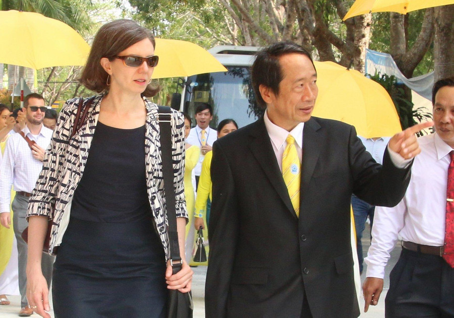 PGS.TS Phạm Tiết Khánh và bà Deborah Paul, Đại sứ đặc mệnh toàn quyền Canada tại Việt Nam trong lần tới thăm trường