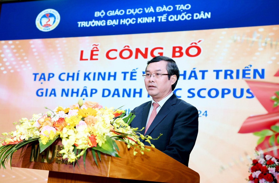Thứ trưởng Bộ GD&ĐT Nguyễn Văn Phúc chúc mừng Tạp chí Kinh tế và Phát triển. Thứ trưởng Bộ GD&ĐT Nguyễn Văn Phúc chúc mừng Tạp chí Kinh tế và Phát triển.