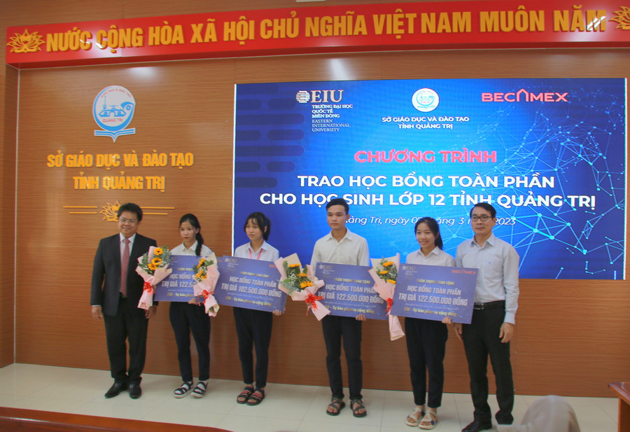 4 học sinh Quảng Trị được nhận học bổng toàn phần của EIU. 4 học sinh Quảng Trị được nhận học bổng toàn phần của EIU.