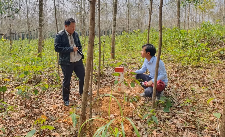 Nhiều cọc GPMB bị di chuyển so với vị trí cắm móc trước đó khiến người dân bức xúc.