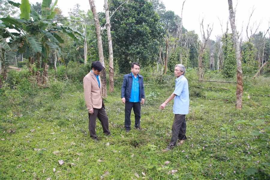 Người dân bức xúc khi phát hiện nhiều cọc GPMB bị dịch chuyển.