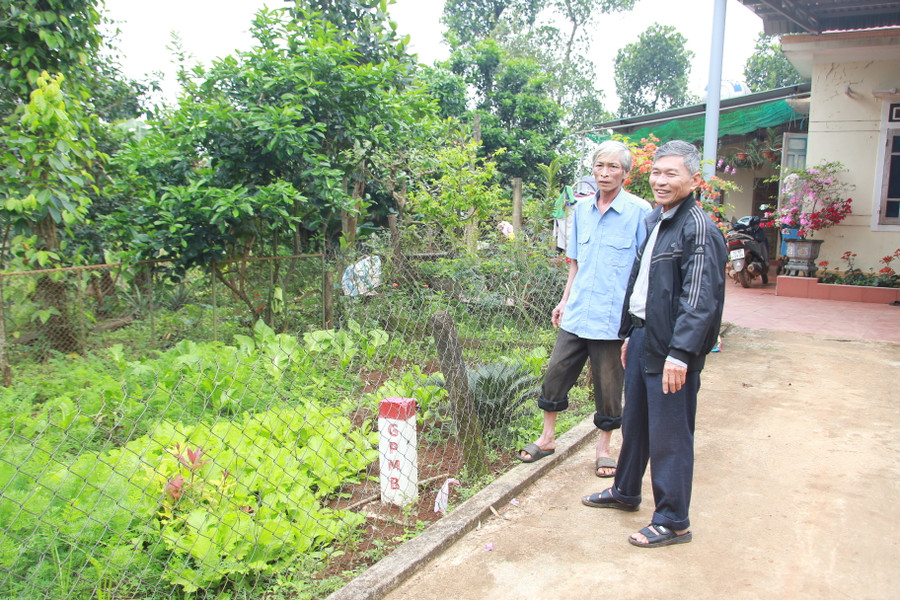 Cọc GPMB được điều chỉnh vào sát sân nhà ông Trần Văn Truyện (xã Gio An, huyện Gio Linh).