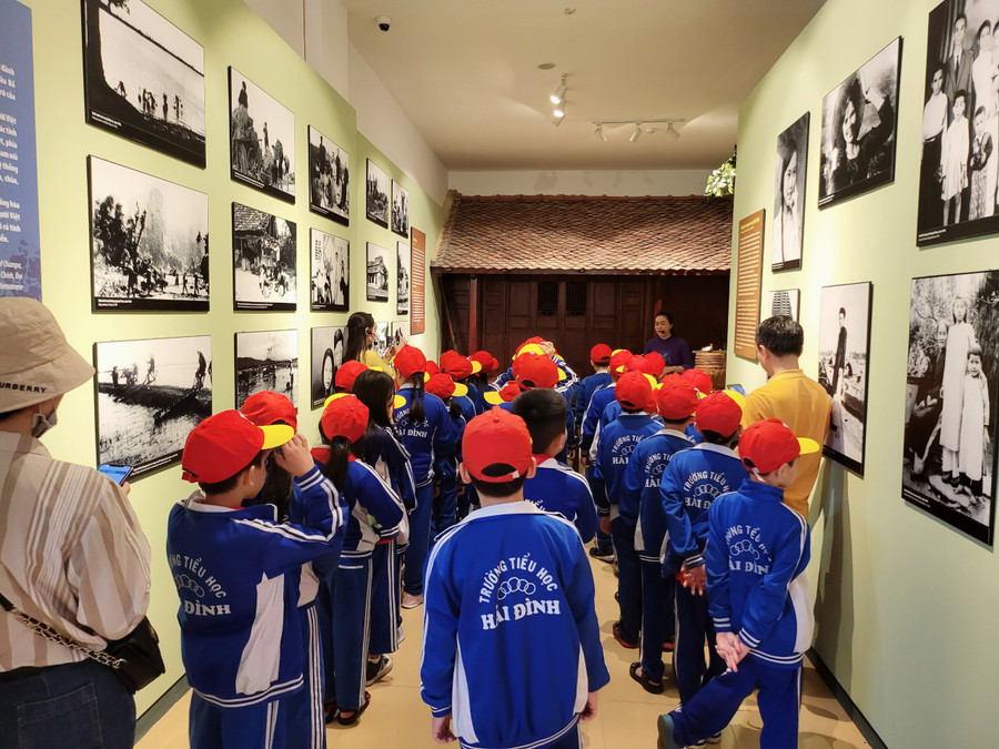 Hướng dẫn viên giới thiệu đến học sinh các tài liệu trưng bày tại bảo tàng.