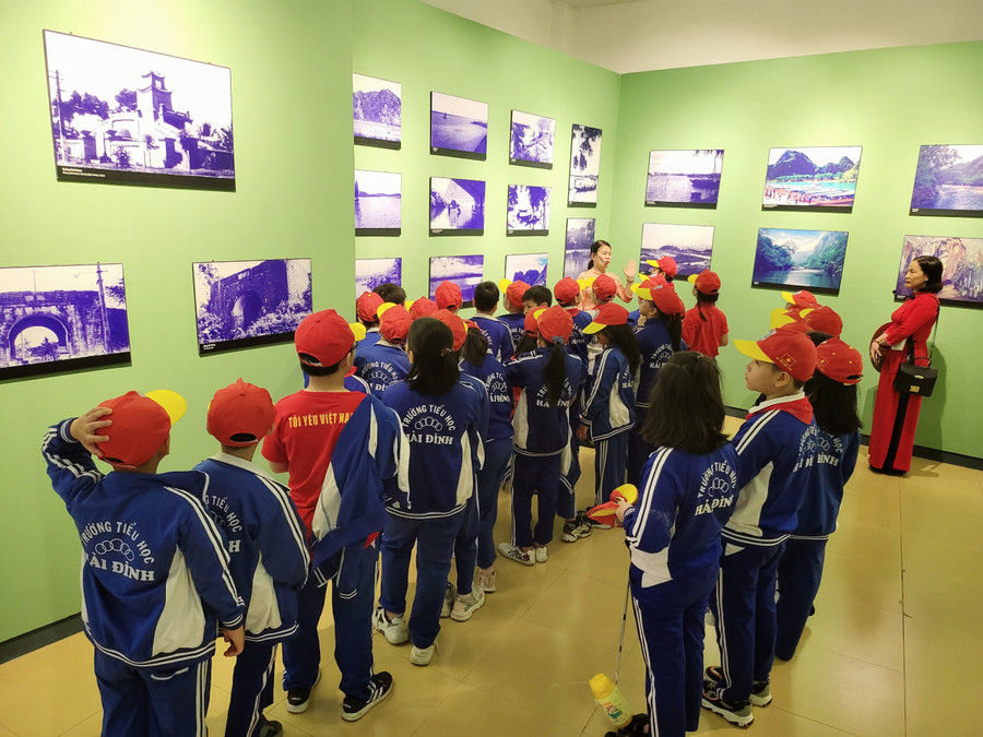 Những bức ảnh về Quảng Bình thời kỳ kháng chiến được giới thiệu đến học sinh.