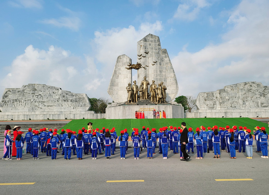 Trường Tiểu học Hải Đình, TP Đồng Hới, tỉnh Quảng Bình tổ chức chương trình hoạt động trải nghiệm tại Quảng trường Hồ Chí Minh.