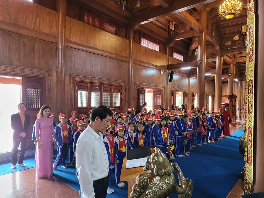 Học sinh tiểu học tại Quảng Bình tham quan, dâng hương ở các &quot;địa chỉ đỏ&quot;.