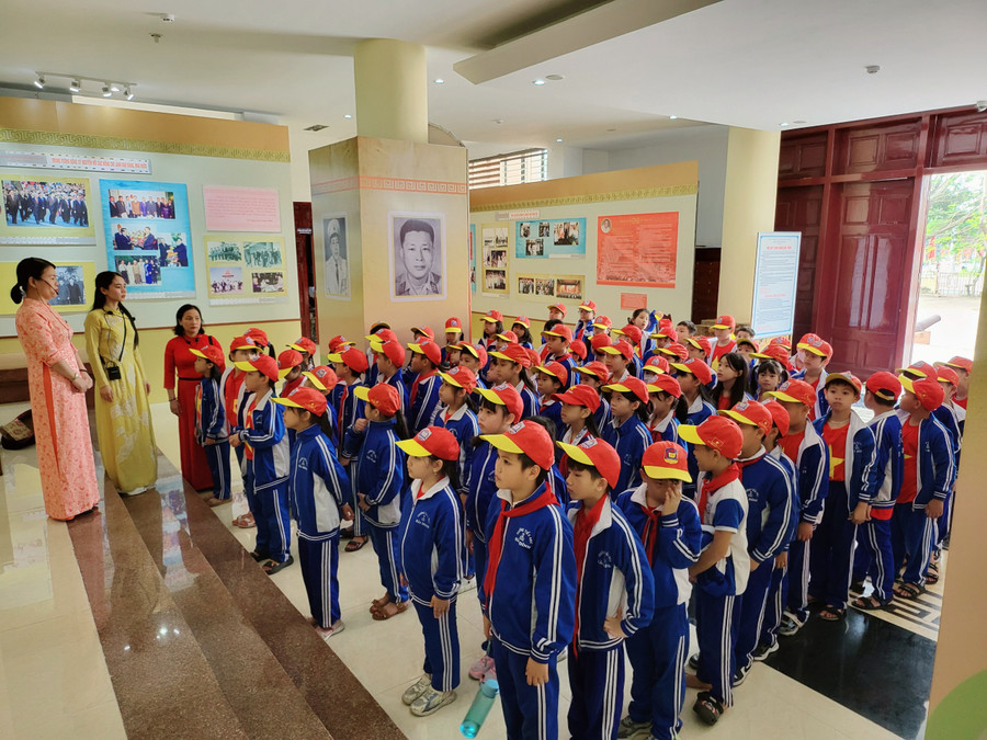 Học sinh tham quan Bảo tàng Quảng Bình.