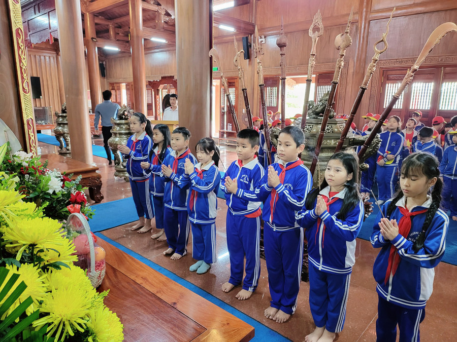 Học sinh dâng hương tưởng nhớ Chủ tịch Hồ Chí Minh, Đại tướng Võ Nguyên Giáp và các anh hùng, liệt sĩ.