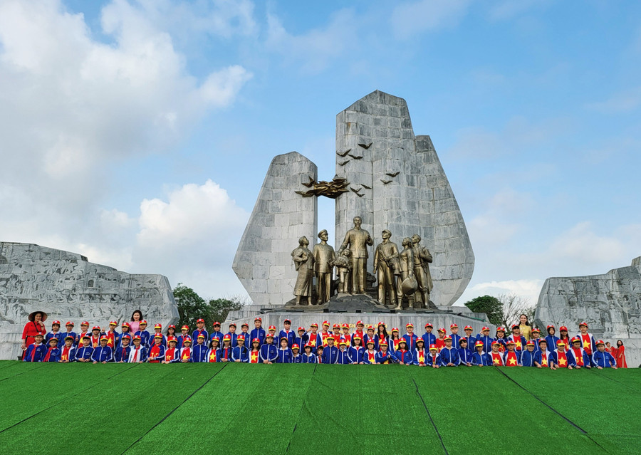 Cô giáo và học sinh chụp ảnh lưu niệm tại Quảng trường Hồ Chí Minh.