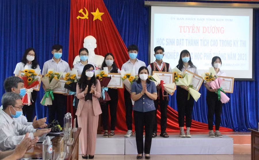 8 học sinh có thành tích xuất sắc trong Kỳ thi tốt nghiệp THPT 2021 được nhận Bằng khen của UBND tỉnh Kon Tum.