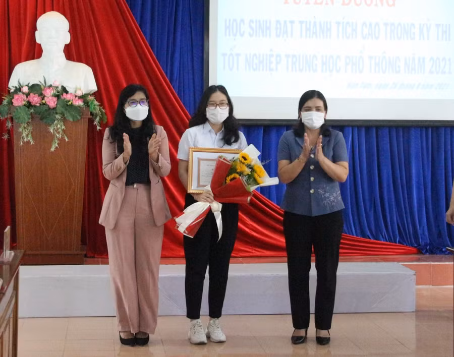 Em Bùi Thị Ngọc Quỳnh, học sinh Trường THPT Chuyên Nguyễn Tất Thành – thủ khoa toàn quốc khối D nhận bằng khen từ UBND tỉnh.