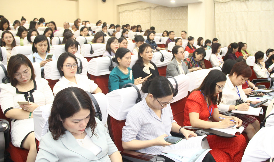 Các chuyên gia, nhà khoa học tham dự hội thảo.