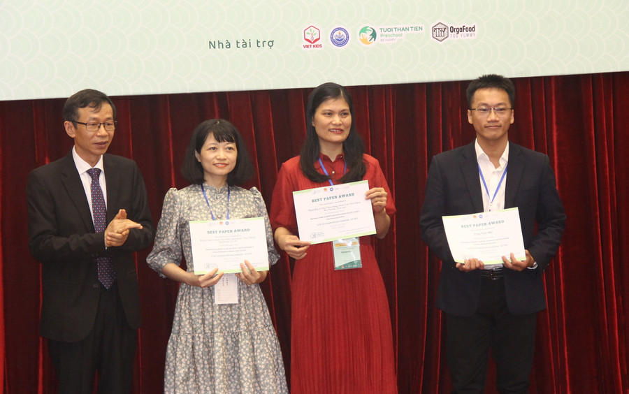 GS.TS Nguyễn Văn Minh trao giải cho các tác giả có báo cáo xuất sắc tại Hội thảo.