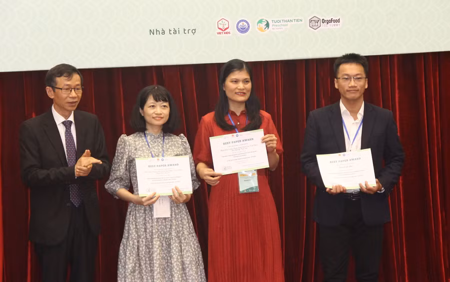 GS.TS Nguyễn Văn Minh trao giải cho các tác giả có báo cáo xuất sắc tại Hội thảo.