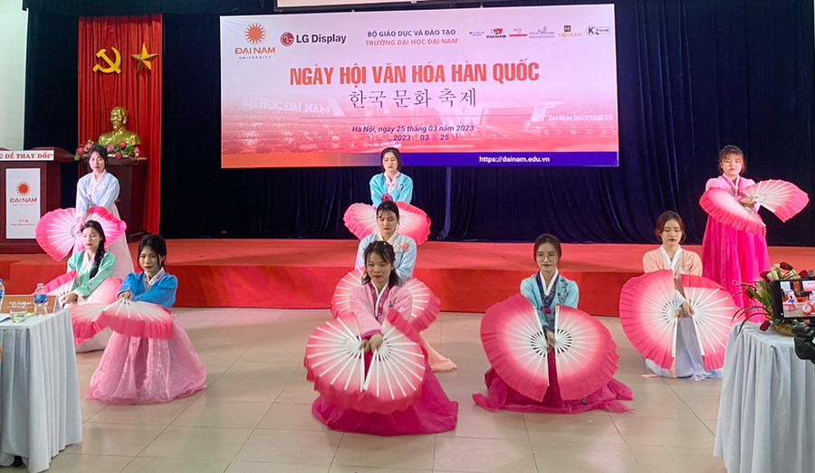 Tiết mục múa quạt truyền thống Hàn Quốc. Tiết mục múa quạt truyền thống Hàn Quốc.