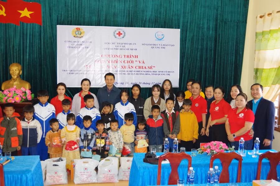 Lãnh đạo Sở GD&ĐT Quảng Trị và Công đoàn Ngành giáo dục tặng quà Tết cho học sinh.