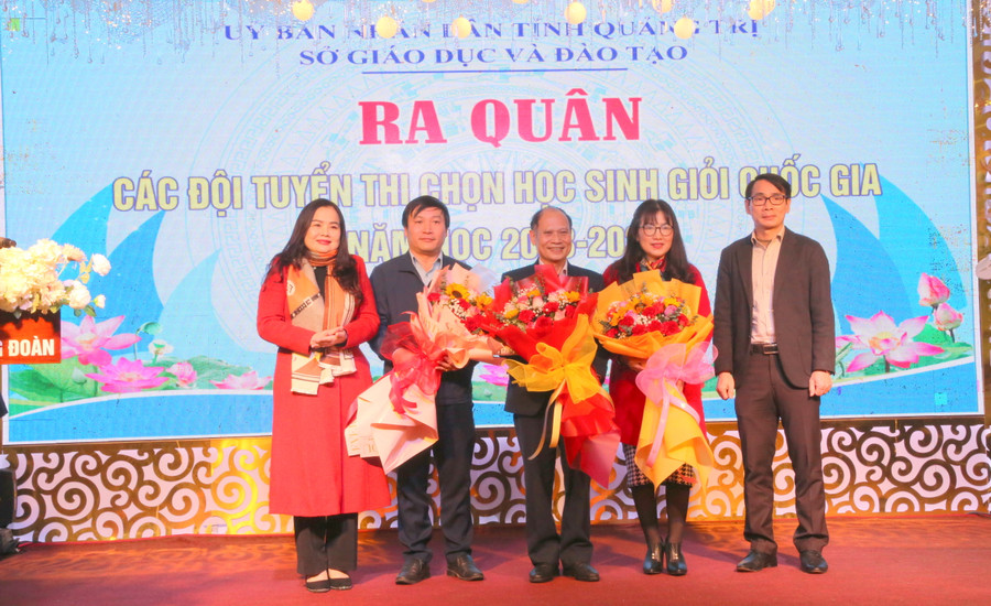 Lãnh đạo Sở GD&ĐT tặng hoa cho Hội đồng bồi dưỡng học sinh giỏi. Lãnh đạo Sở GD&ĐT tặng hoa cho Hội đồng bồi dưỡng học sinh giỏi.