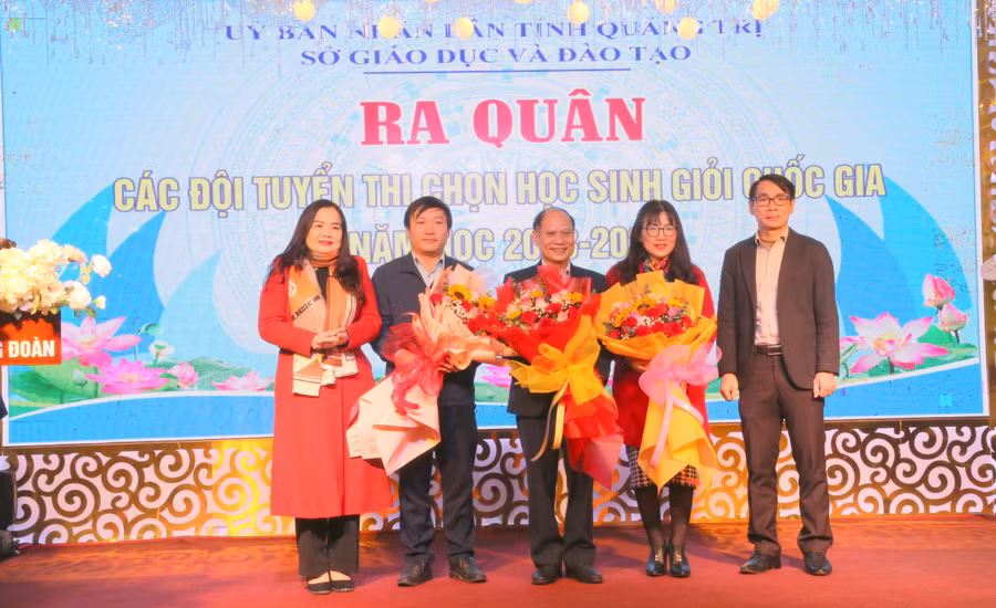 Lãnh đạo Sở GD&amp;ĐT tặng hoa cho Hội đồng bồi dưỡng học sinh giỏi.