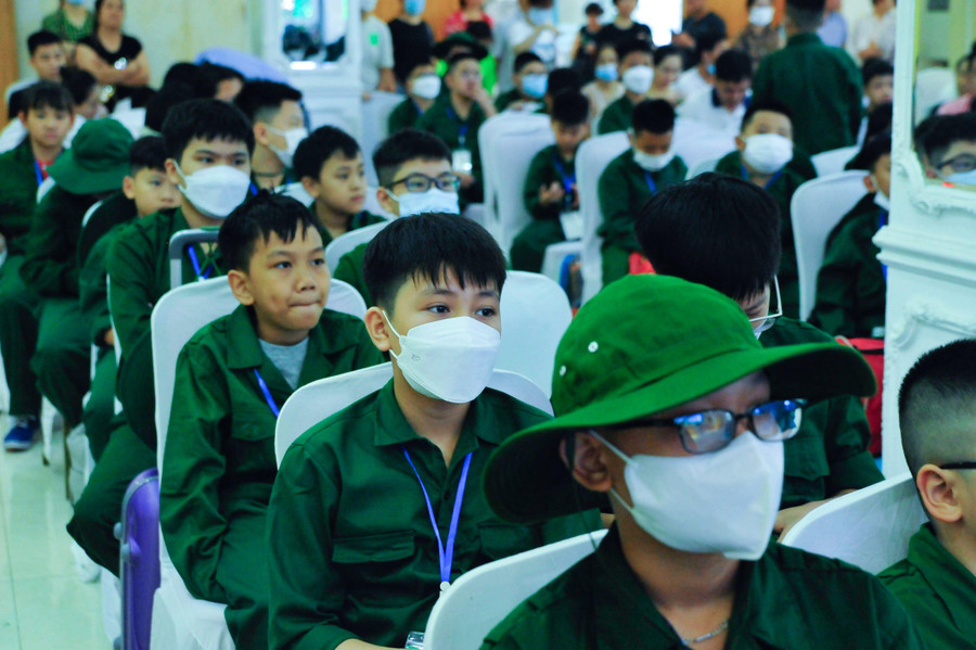 Đứng trước thực trạng này, Trung tâm Hỗ trợ Thanh thiếu nhi Việt Nam (đơn vị trực thuộc Trung ương Đoàn TNCS Hồ Chí Minh) đã phối hợp với một số đơn vị thuộc Bộ Tư lệnh Quân đoàn I và Cục chính trị Quân chủng Phòng không – Không quân tổ chức chương trình “Học kỳ trong Quân đội” cho thanh thiếu nhi từ 8 – 15 tuổi. Đứng trước thực trạng này, Trung tâm Hỗ trợ Thanh thiếu nhi Việt Nam (đơn vị trực thuộc Trung ương Đoàn TNCS Hồ Chí Minh) đã phối hợp với một số đơn vị thuộc Bộ Tư lệnh Quân đoàn I và Cục chính trị Quân chủng Phòng không – Không quân tổ chức chương trình “Học kỳ trong Quân đội” cho thanh thiếu nhi từ 8 – 15 tuổi.