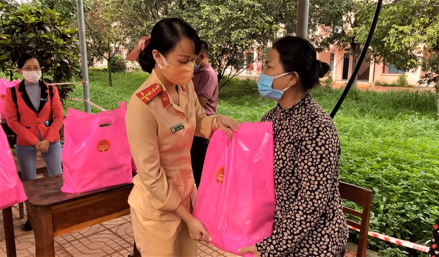 Những phần quà của Chi đoàn Phòng CSGT Công an tỉnh Đắk Lắk góp phần giúp bà con về quê ấm lòng.