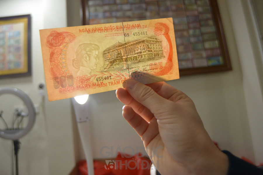 Để tăng tính đa dạng và phong các loại tiền phục vụ nhu cầu tết, anh Chính đã nhập thêm bao lì xì in hình hổ, có xuất xứ từ Hồng Kông. Giá bán khoảng từ vài chục đến vài trăm nghìn.