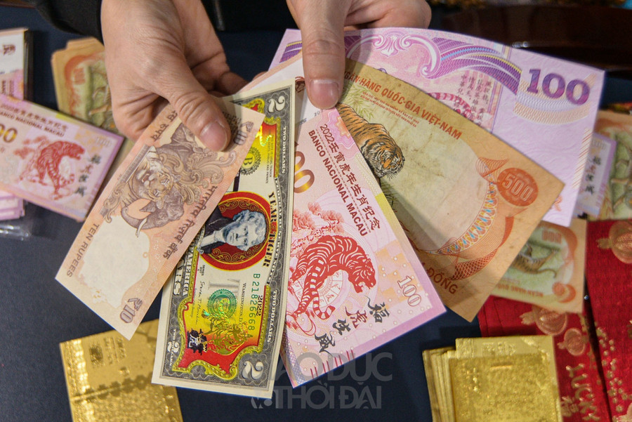 &quot;Năm nay tiền in hình hổ đa dạng hơn so với các tờ tiền in những con giáp khác trước đây. Có 8 loại gồm tiền giấy, tiền xu và tiền kỷ niệm&quot;, anh Chính nói.