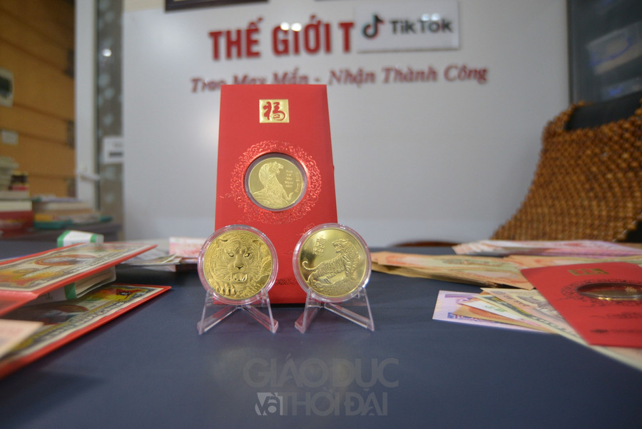 Phiên bản tiền lưu niệm Tết Nguyên đán thường được in hình linh vật của năm mới và trang trí bắt mắt.