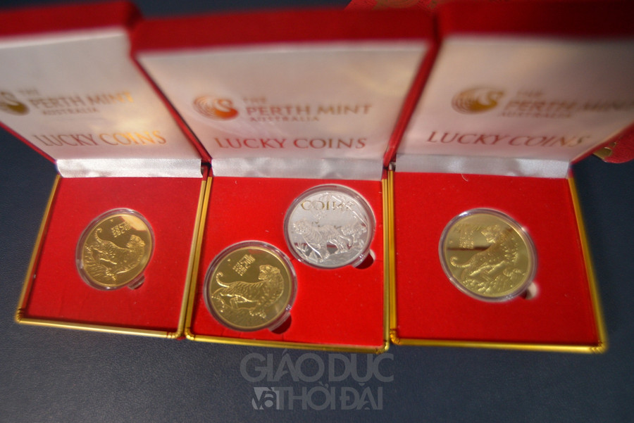 Bên cạnh đó, các loại tiền kỷ niệm của các nước mang hàm ý may mắn, mã đáo thành công cũng được nhiều khách lựa chọn.