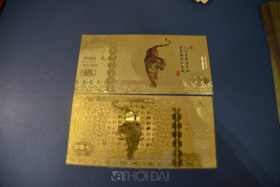 Bên cạnh đó còn tiền giấy cổ của Việt Nam và Ấn Độ, cùng tờ 2 USD mạ vàng in hình hổ, cũng được chào bán.