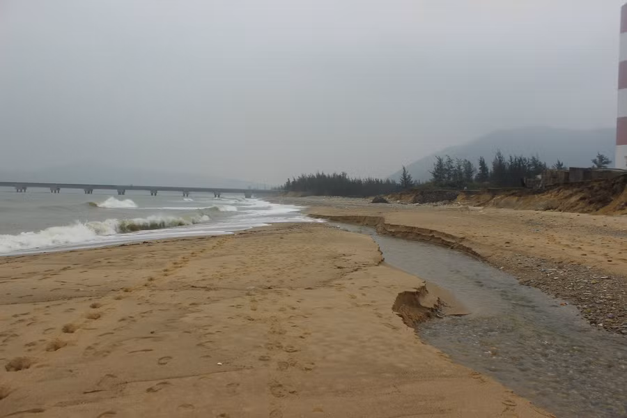 Xã Kỳ Lợi có hơn 12km bờ biển, trong đó có hơn 4km thuộc 3 thôn Hải Thanh, Hải Phong 1 và Hải Phong 2 với gần 1.000 hộ dân (3.400 nhân khẩu). Nhiều năm trở lại đây, biển xâm thực đã ăn sâu vào đất liền gần 150m