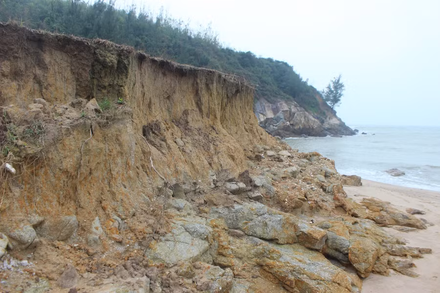 Những mô đất bị hở hàm ếch kéo dài cả chục km