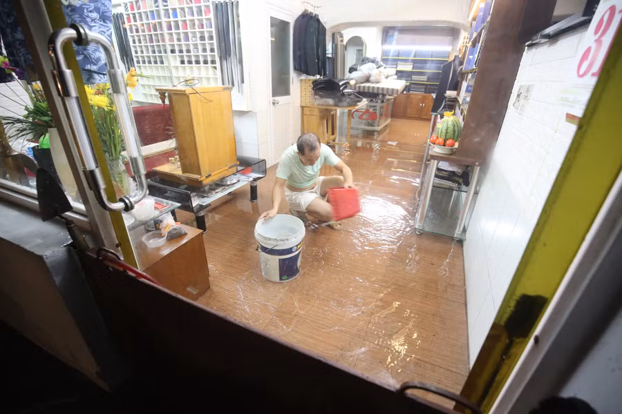 Cho dù đã chuẩn bị cả những tấm ngăn trước cửa nhà, nhưng nước vẫn tràn vào bên trong.