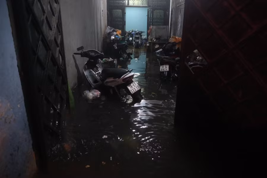 Nước tràn vào nhà dân khiến sinh hoạt bị đảo lộn.