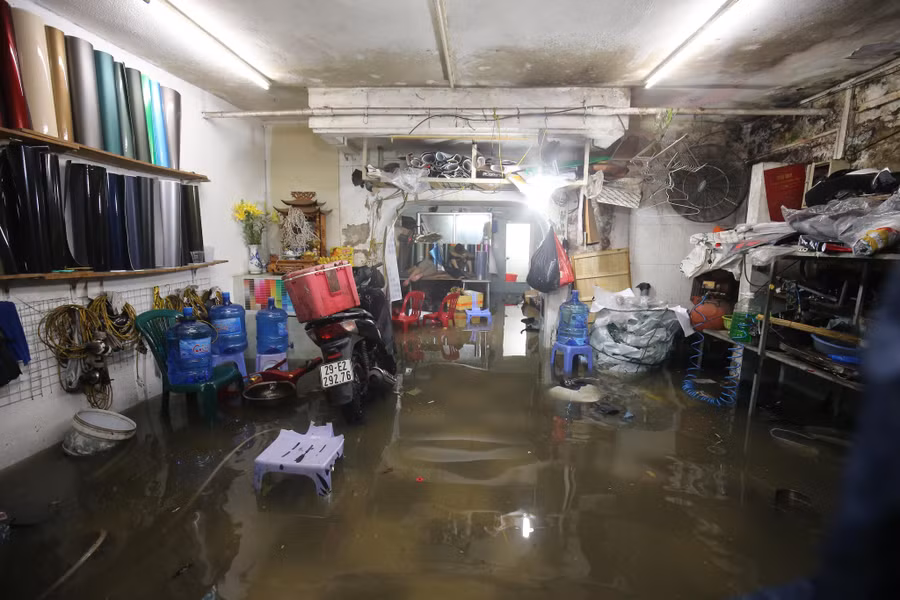 Tại phố Cao Ba Quát, nước ngập sâu từ 50-60cm, nhiều nhà ngập nước mênh mông.