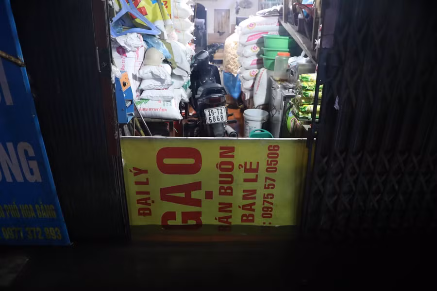 Người dân dùng nhiều biện pháp để ngăn nước không tràn vào trong nhà.