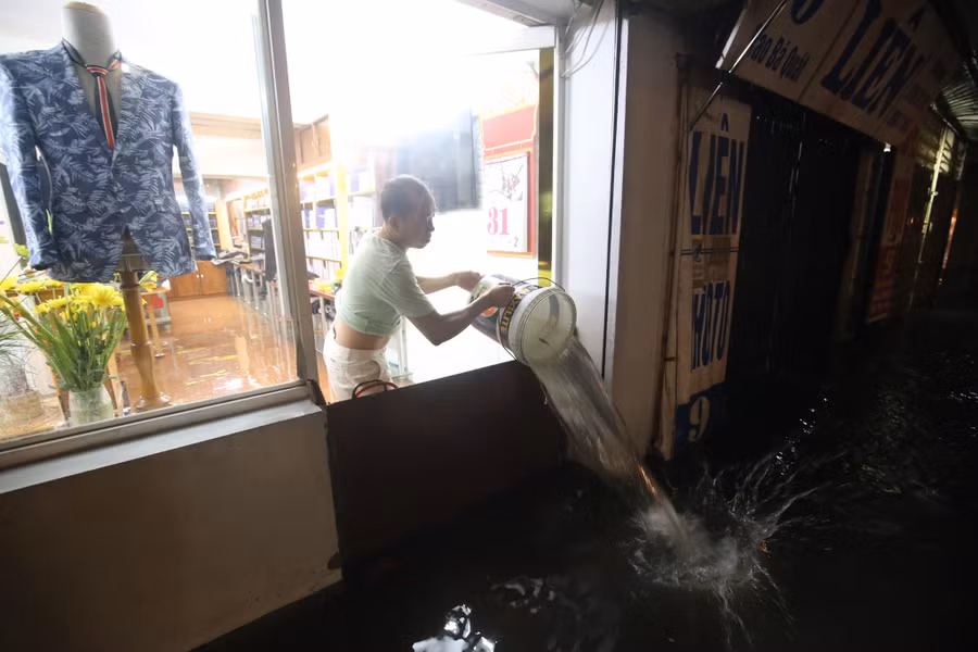 Theo người dân tại đây cho biết, mưa lớn nên nước lên nhanh, nhiều cửa hàng đã khoá cửa, nước tràn vào chủ cửa hàng không hề biết.