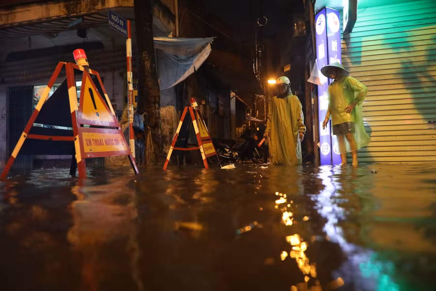 Rất nhiều biển báo ngập của xí nghiệp thoát nước đã được đặt tại những điểm nước sâu để cảnh báo người đi đường.