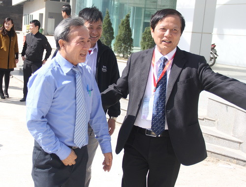 Phó Cục trưởng Cục Hợp tác Quốc tế (Bộ GD&ĐT) Phạm Chí Cường (bên phải) - đón tiếp nồng hậu các cựu lưu học sinh Lào tại Việt Nam