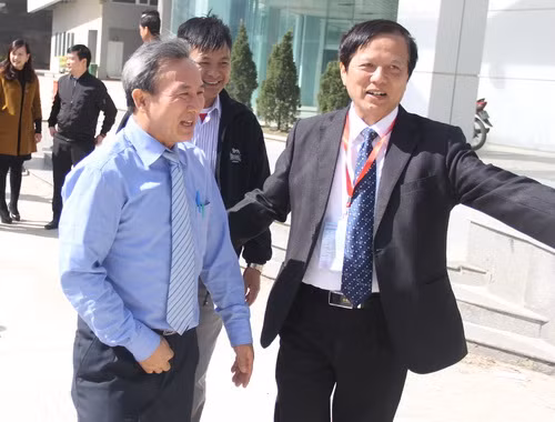 Phó Cục trưởng Cục Hợp tác Quốc tế (Bộ GD&ĐT) Phạm Chí Cường (bên phải) - đón tiếp nồng hậu các cựu lưu học sinh Lào tại Việt Nam